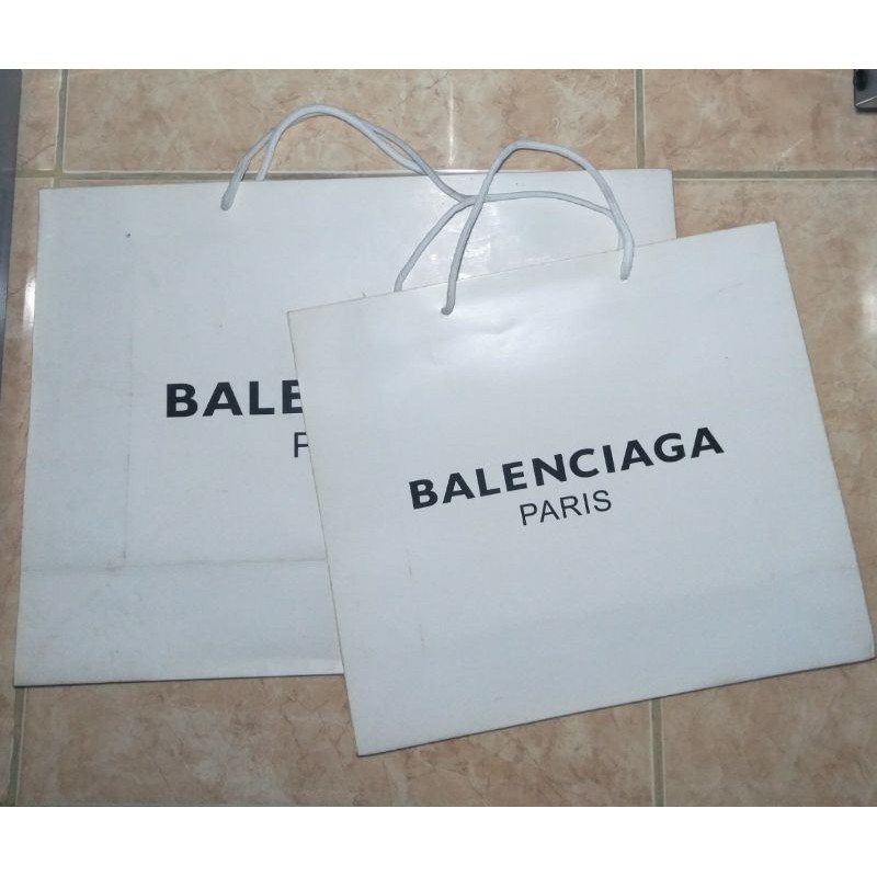 

on sale Paperbag Balen, ada defect, noda, sesuai foto ,size M 32x27x10, size L 42x31x13
