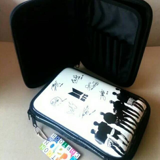 

Hpo BTS BLACK & WHITE/ pencil case/ tempat pensil/ model smiggle/Kpop