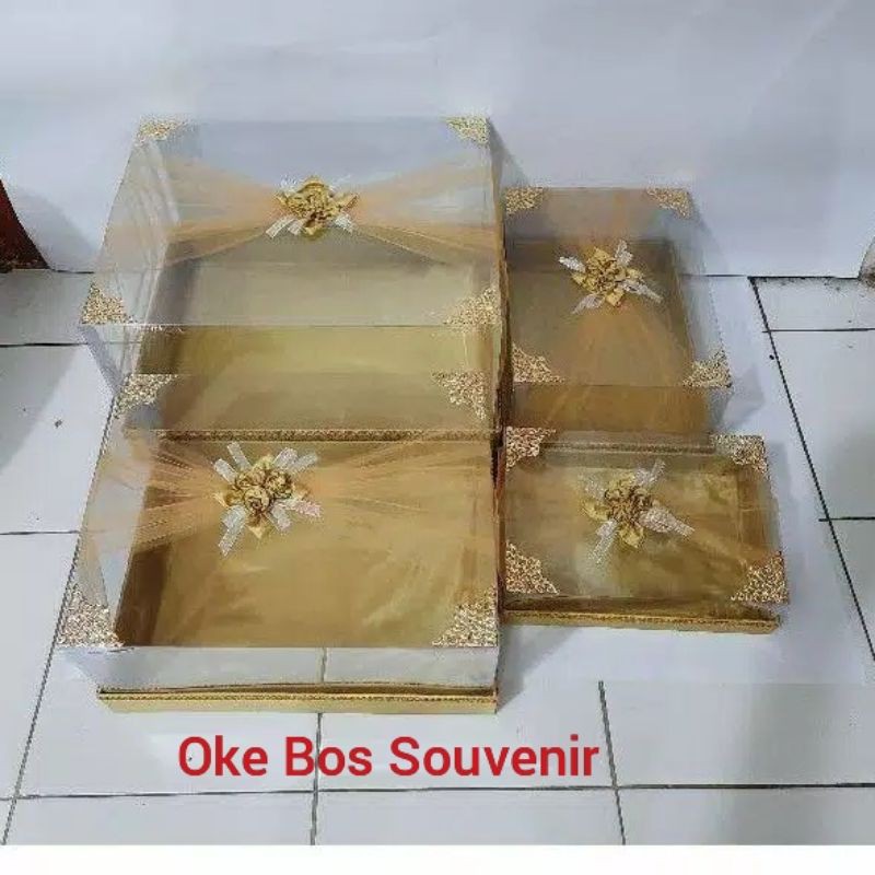 

KOTAK HANTARAN SESERAHAN MIKA TINGGI KAIN TILE ISI 4 WARNA EMAS SUDUT PLAKAT