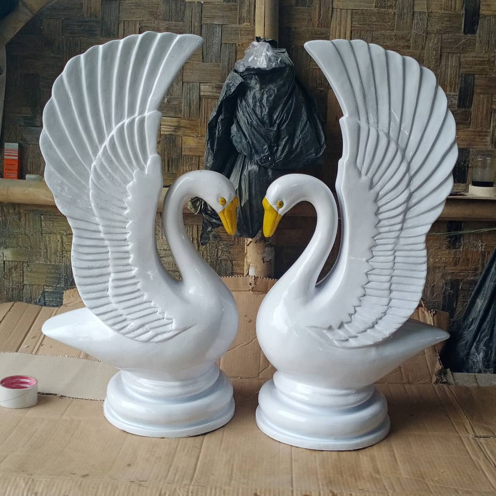 POT BUNGA PELAMINAN DEKORASI FIBER  MODEL ANGSA 80CM