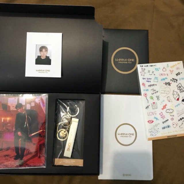 READY Wanna One Official MD i promise you sharing goods OFFICIAL MERCHANDISE lip card lipcard