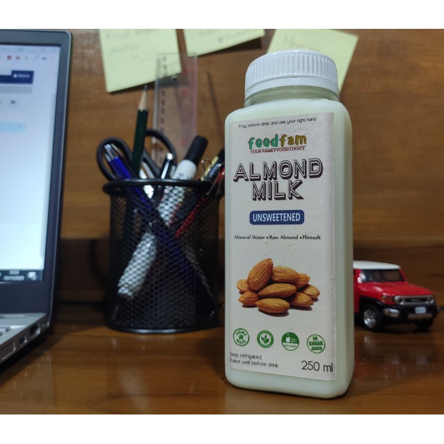 

ALMOND MILK /SUSU ALMOND UNSWEETENED by FoodFam 250ml