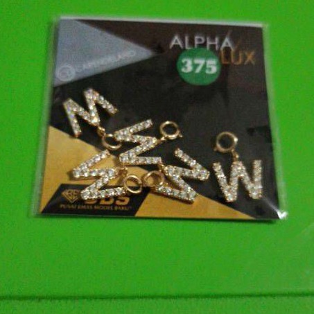 Charm alpha lux Kadar 375 huruf 'W' (bisa utk liontin)