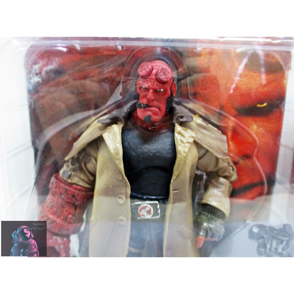Pajangan/Figure Mezco Hellboy Series II Golden Army Samaritan Handgun