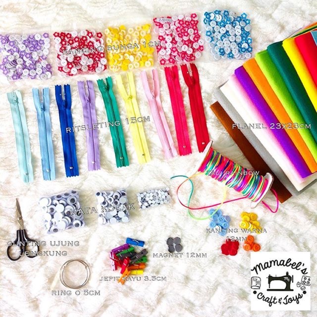

kancing, ritsleting, kain flanel, mata kocak, gunting ujung lengkung, jepit kayu warna, ring binder