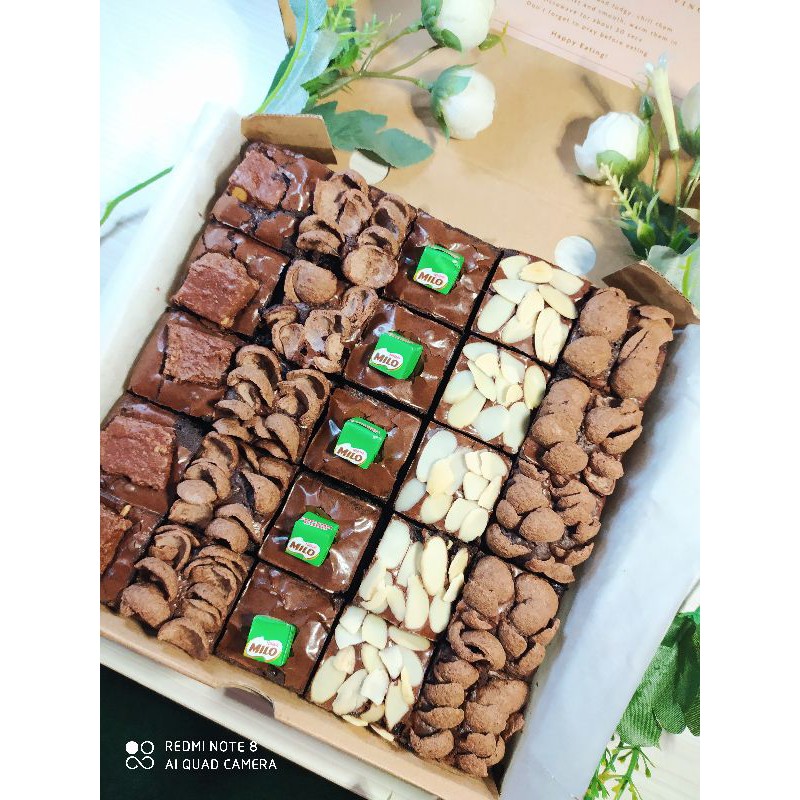 Brownies Bella Brownies FUDGY Panggang Sekat Premium 4 Topping II New Year Hampers