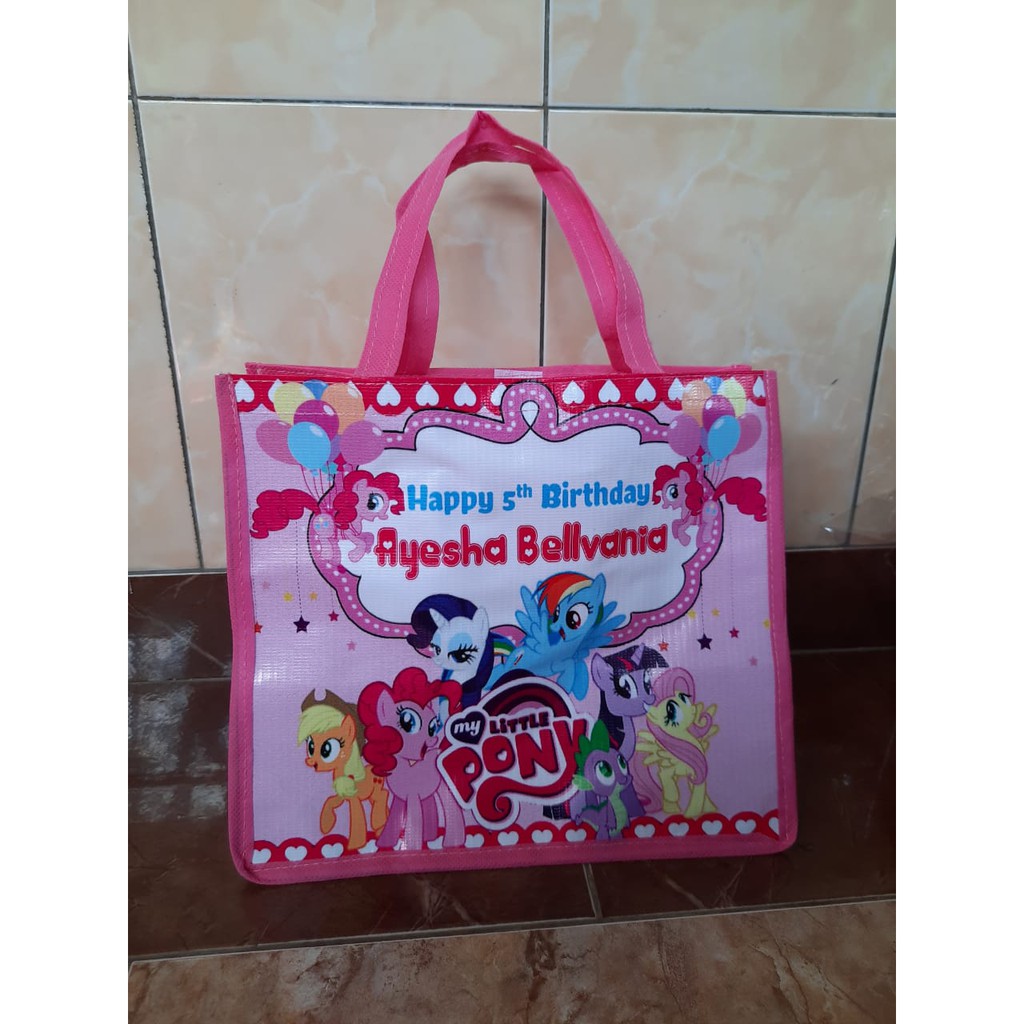 

Goodie Bag Bingkisan Ulang Tahun Custom 25 x 14 x 21 - 2 HARI JADI