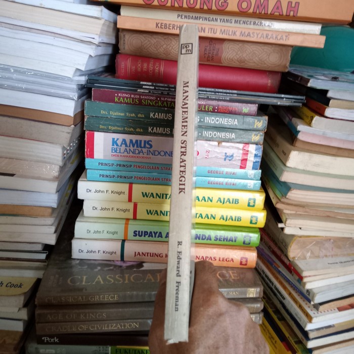 ORI BUKU MANAJEMEN STRATEGIK PENDEKATAN TERHADAP PIHAK-PIHAK BERKEPENT terlaris