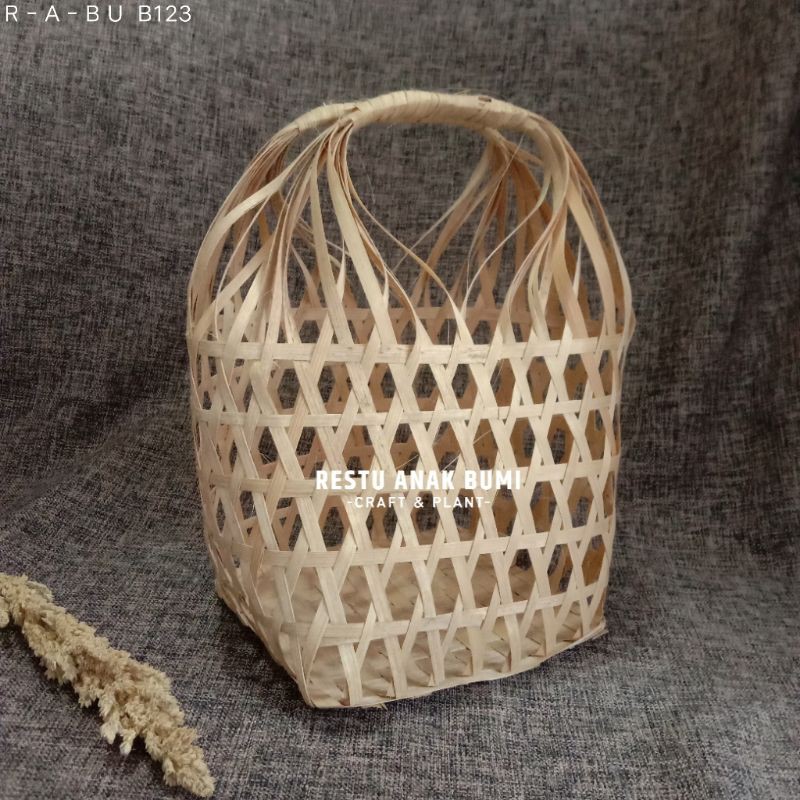 

Promo (B169) Tas Snack Besar 19x16cm|Belanja|Handbag|Hampers|Hadiah|Sembako|Pesta|Anyaman Bambu|Wadah | Anyaman Bambu | Keranjang | Tas | Parcel | Hantaran | Wadah Kue Kering | Tempat Buah | Tas Bambu | Kue Kering | Roti |Sanck | Jajanan Jadul