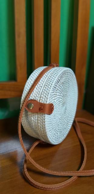 Tas rotan bulat slempang putih diameter 20cm