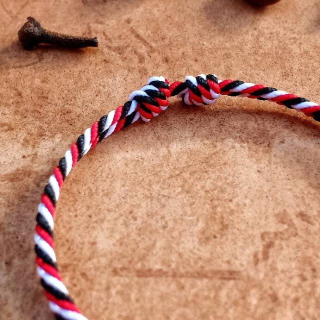 Gelang Tridatu Tipis 0.5 mm / Gelang Tridatu Polos Asli Bali Split Original 1 mm BEST SELLER Tahan Air / Gelang Tali Tridatu / Gelang Bali / Gelang Tridatu Tipis / Gelang Pria / Gelang Pria Murah / Gelang Tridatu Pasupati /  Craft Dewata