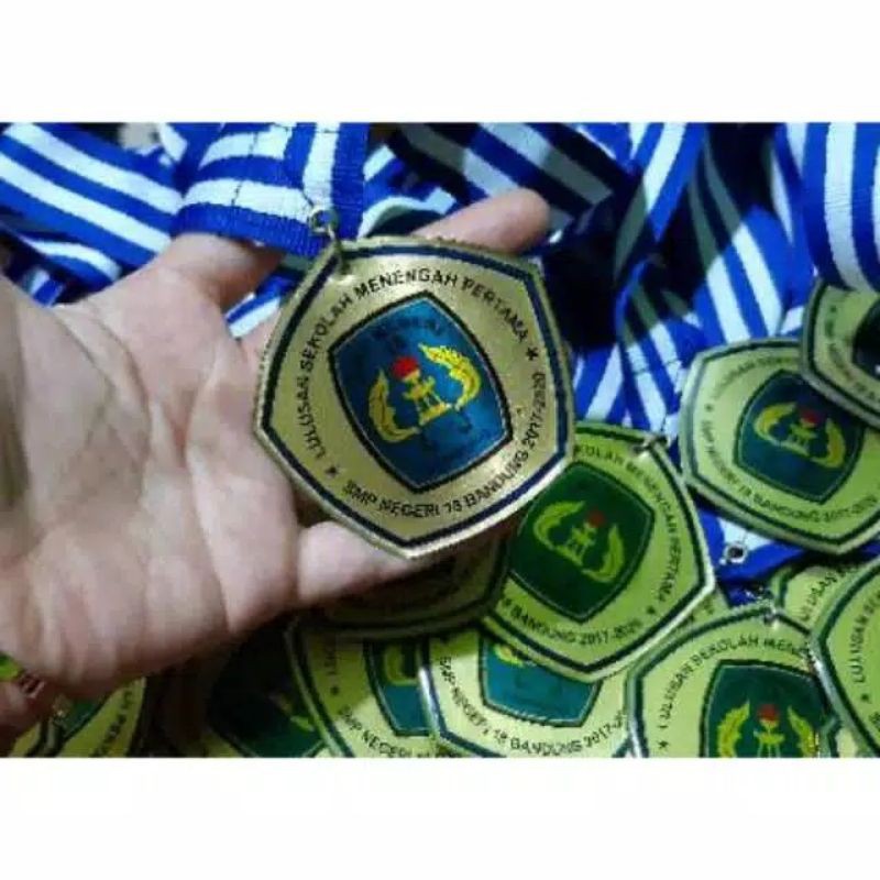 KALUNG WISUDA MEDALI WISUDA BANDUL WISUDA SAMIR WISUDA PLAT KUNINGAN RESIN