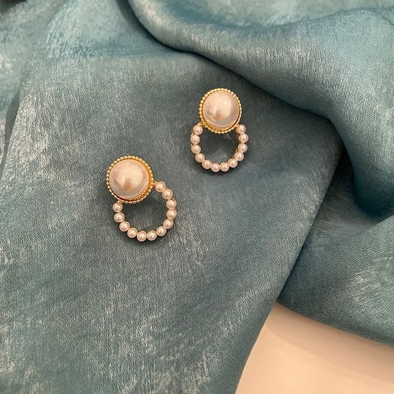 Temperament retro wild pearl circle gentle wind elegant and generous earrings