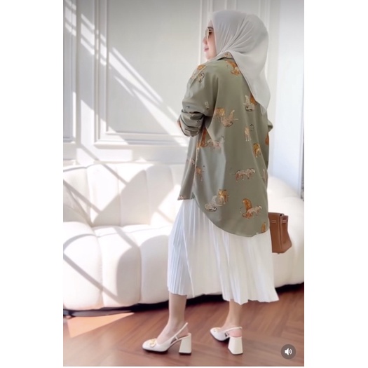 Kemeja atasan motif macan
