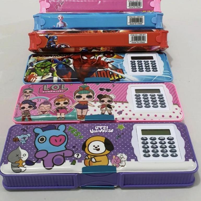

[KODE PRODUK GRSVT6188] kotak pensil ada kalkulator/pencil case KALKULATOR/TEMPAT PENSIL MAGNET KALKULATOR