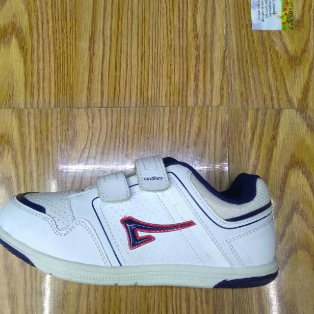 Sepatu putih ardiles model tempel.