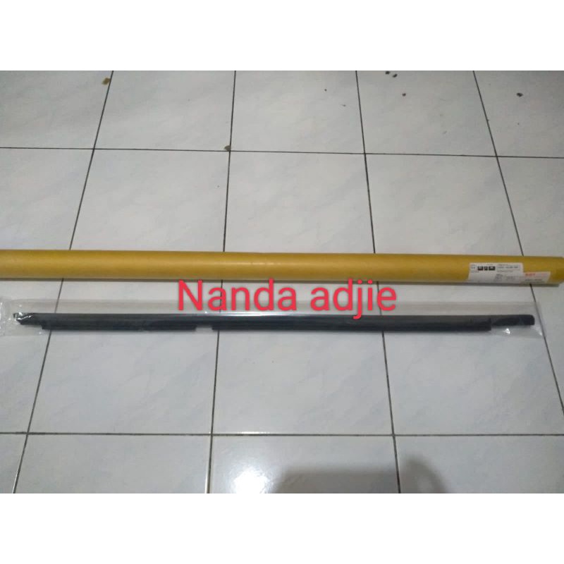 Pelipit kaca luar mobil Grand vitara original