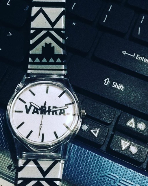 Jam tangan swatch motif tribal hitam