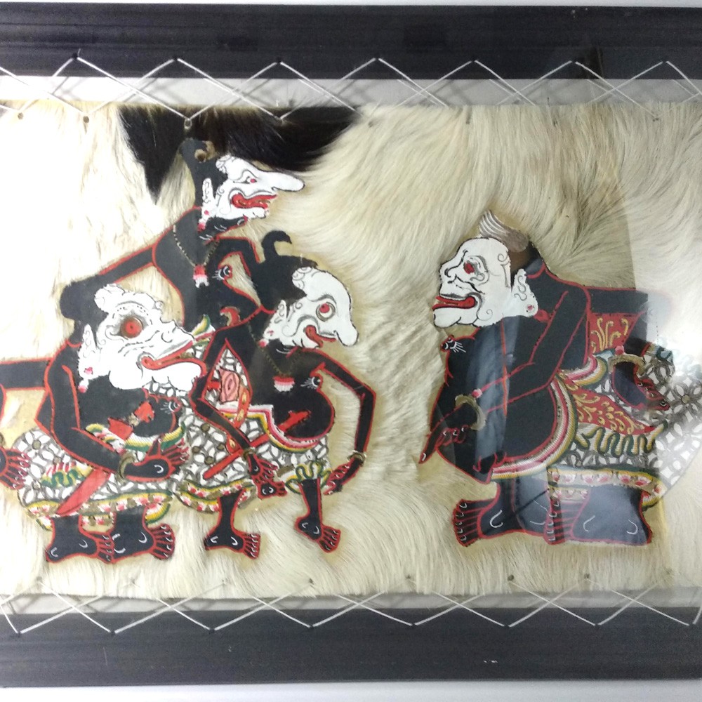 Lukisan Wayang Kulit Punokawan Kulit Kambing 70x50 cm - Bingkai Hitam