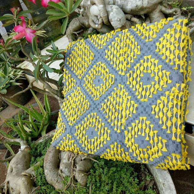 Kain tenun sutra bulu