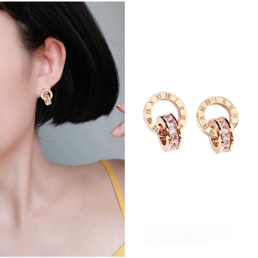 Anting Tusuk Titanium Bvlgr Huruf Romawi Two Rings Kristal ArtifisialTersedia Warna Rose Gold dan Gold