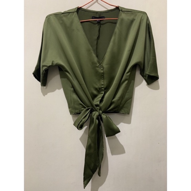Blouse Casual Wanita Hijau Army Crop Top Lookboutique S