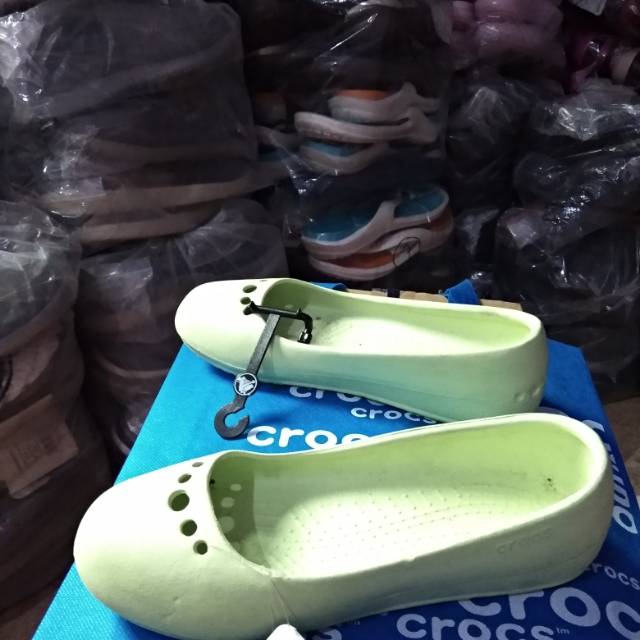 places that sells crocs