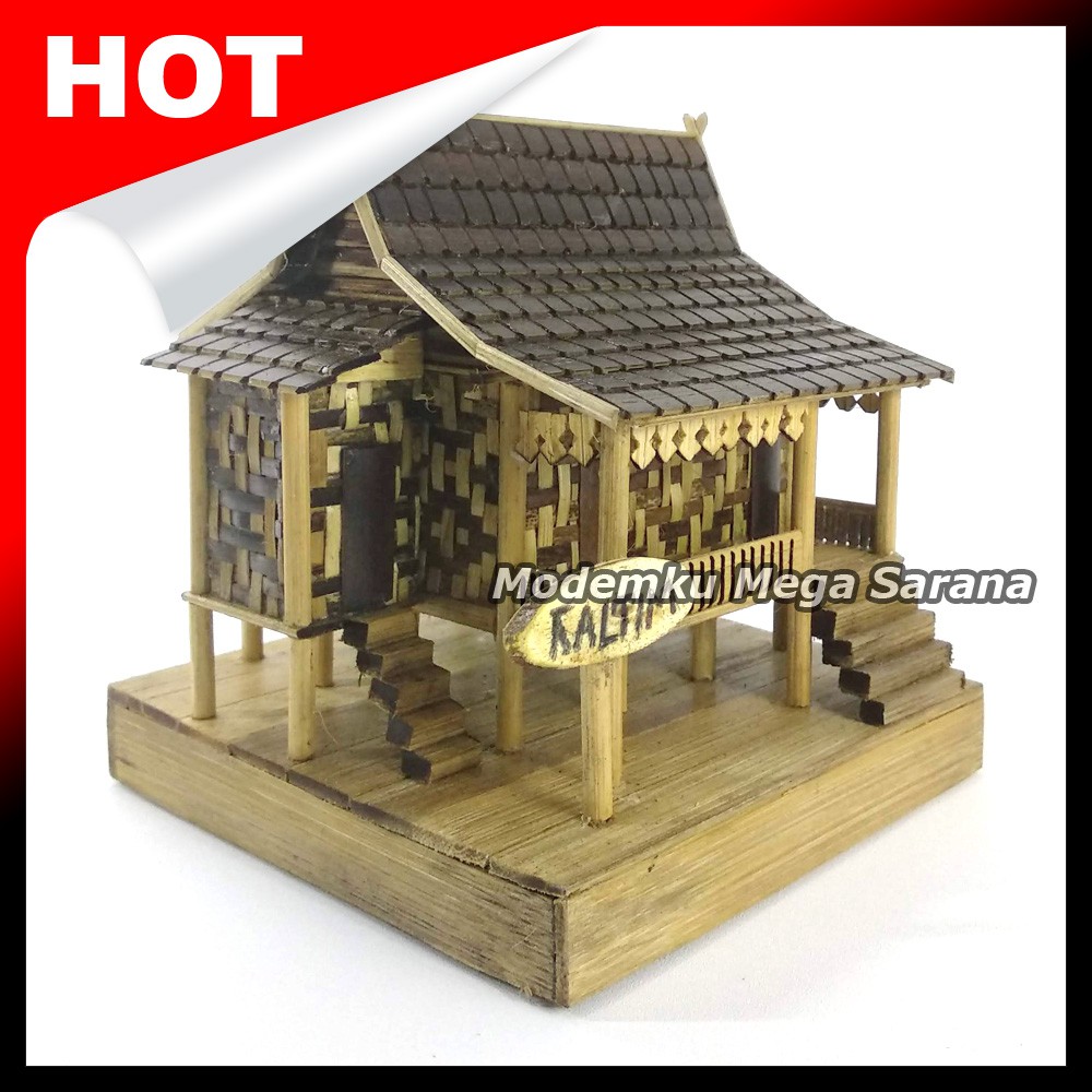 Miniatur Rumah Adat Lamin Kalimantan Timur dari bambu