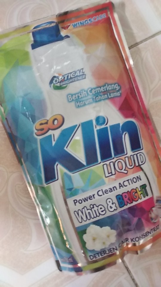 Soklin Liquid Deterjen Cair White & Bright 800 Ml