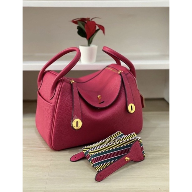 Lindi Fuschia, Dompet CK Hitam, LV Twist