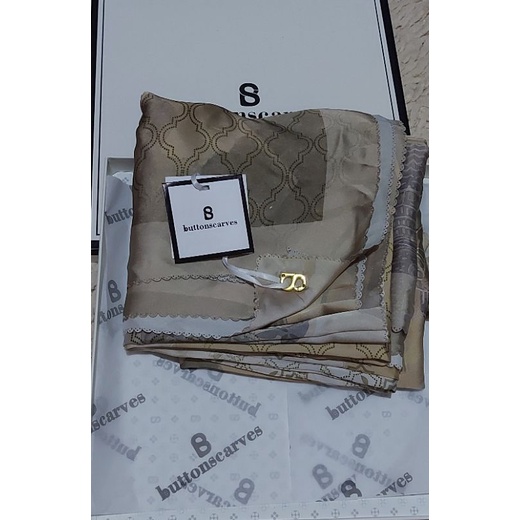 Buttonscarves medina oyster xl satin square