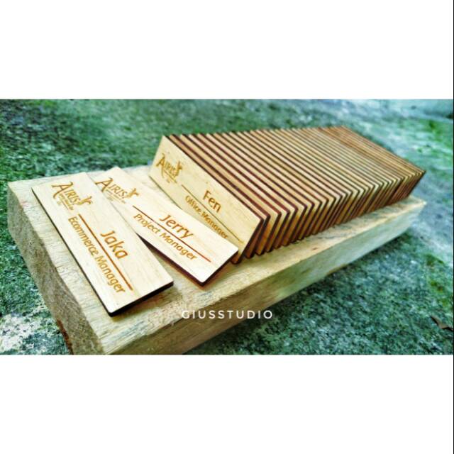 

Nametag papan nama dada unik kayu gravir karyawan dan pegawai bukan stainless atau kuningan