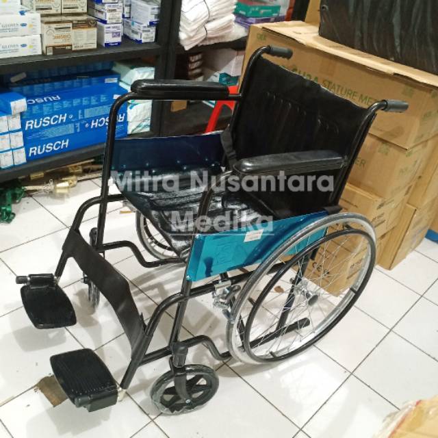 Kursi roda Standart Rumah Sakit Black