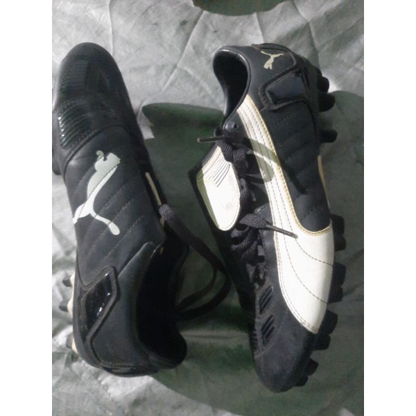 paket 2 pasang sepatu bola puma second size 44 minus pul retak