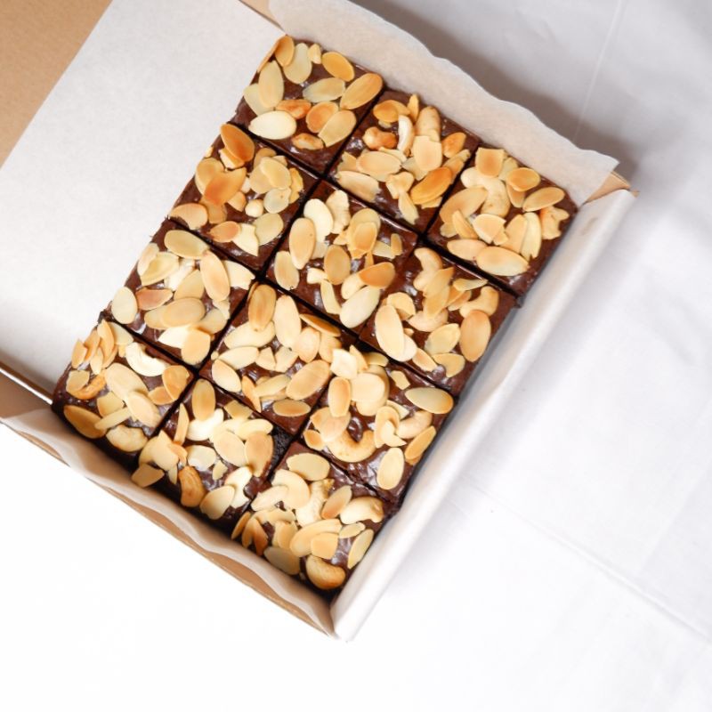 

FUDGY BROWNIES MEDE ALMOND | LA COCHURA | BROWNIES PANGGANG