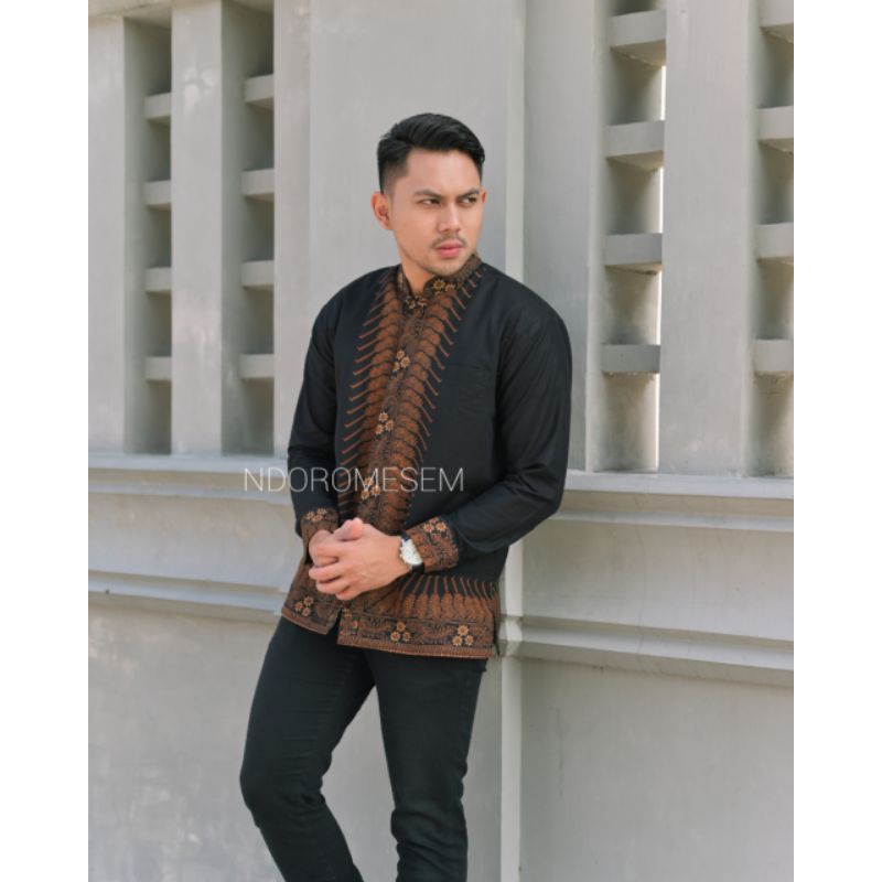 koko kemeja batik hitam lengan panjang by ndoromesem bahan katun halus