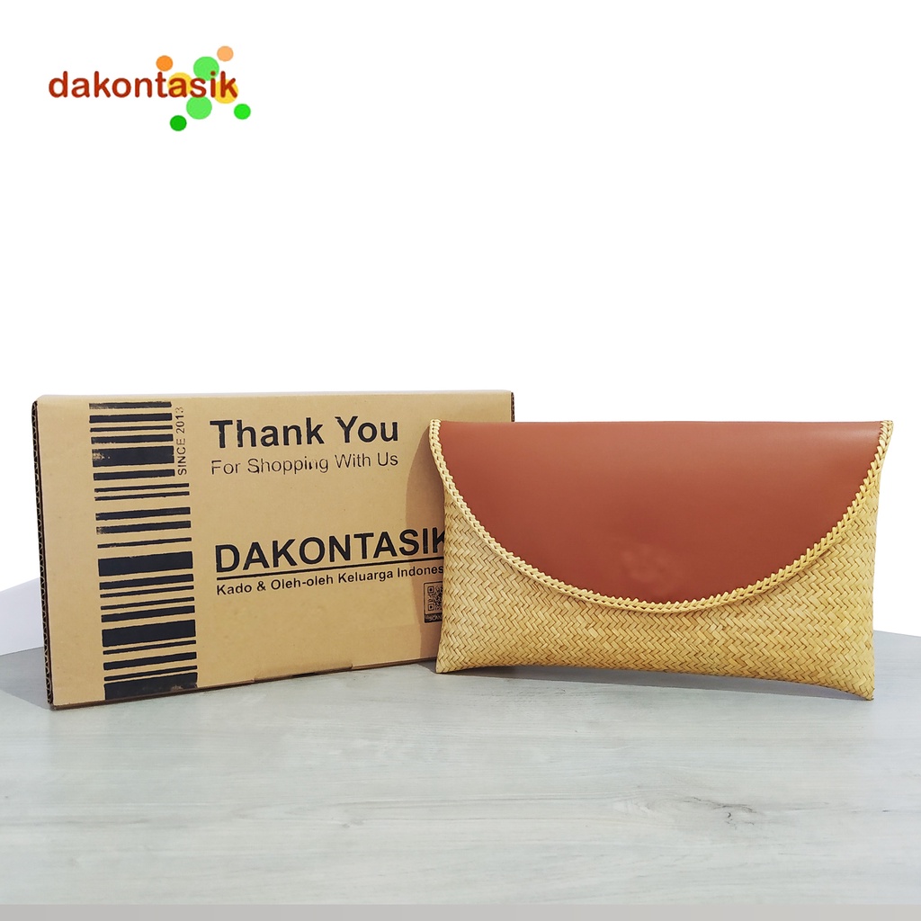 DT-18108 CLUTCH ANYAMAN PANDAN WARNA NATURAL TUTUP KOMBINASI