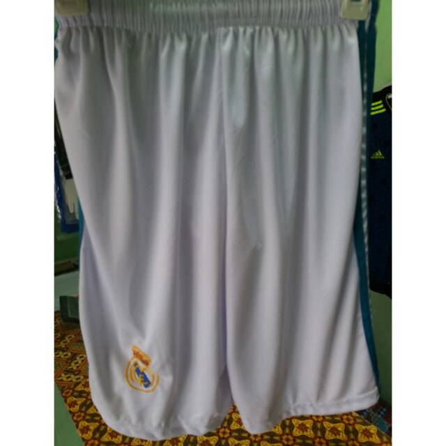 Celana pendek bola