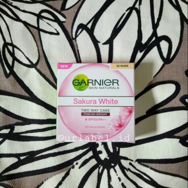 Garnier two way cake sakura white