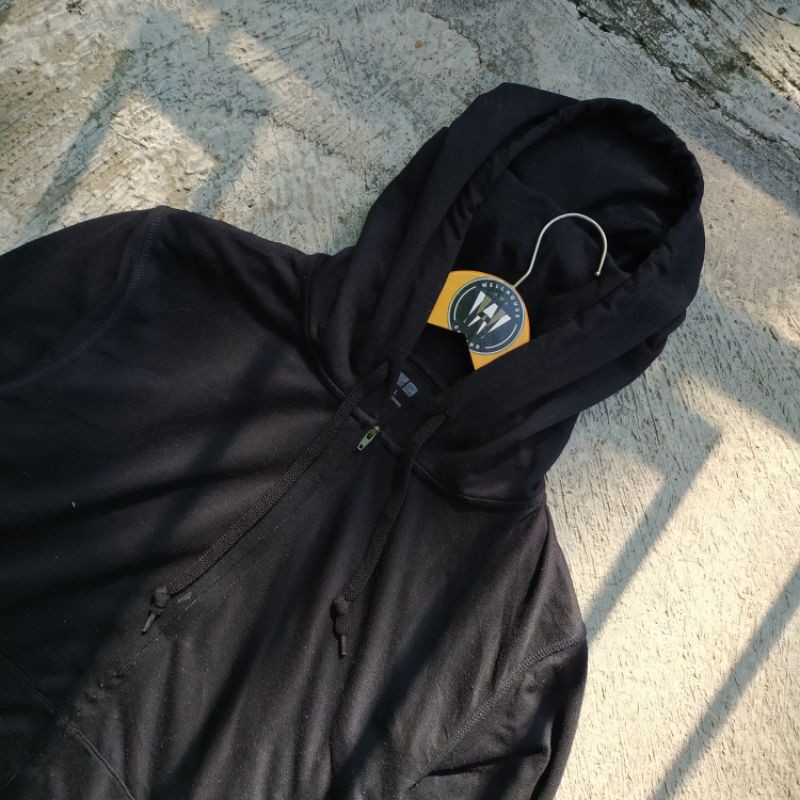 ZH UNIQLO HITAM / JAKET UNIQLO / ZH HD UNIQLO / UNIQLO SECOND / SWEATER UNIQLO