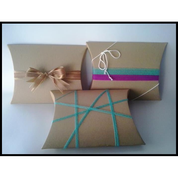 

Jual Jual Pillow Box/Kotak Kado Soft Board 300 Gr,Ukuran 20 X 14 X 4 Cm