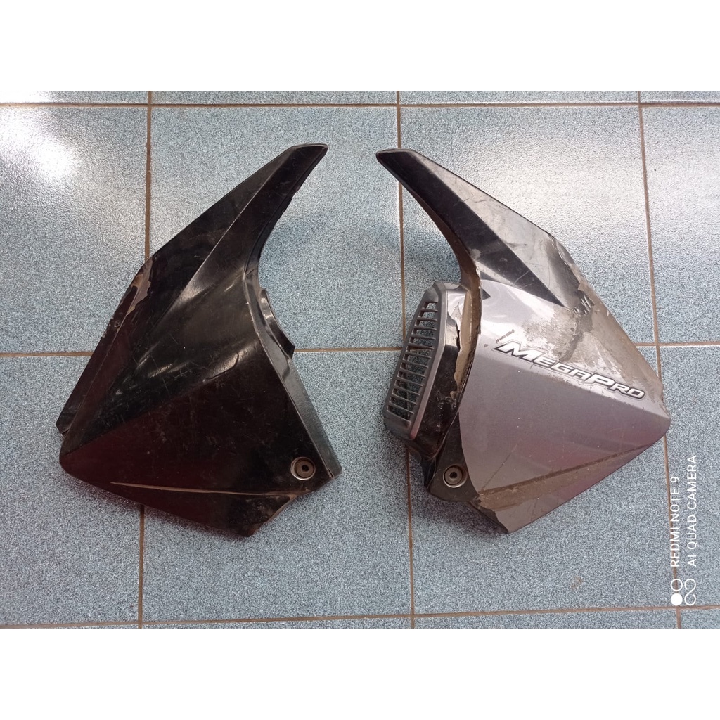 Sepasang Cover Tutup Wadah Aki Accu Motor Honda Megapro Monoshock Original