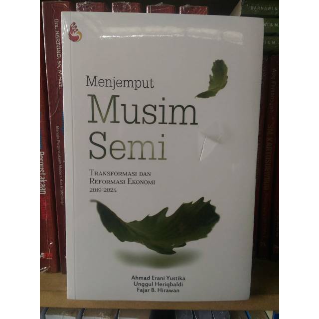 Menjemput Musim Semi - Ahmad Erani Yustika