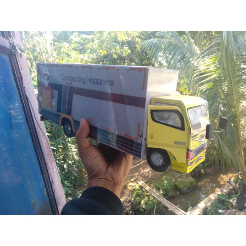 Miniatur Truk Paket JNE