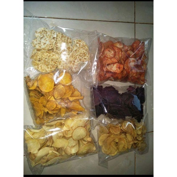 

keripik singkong pedas/asin,keripik pisang manis/coklat,keripik selo kuning/ungu,keripik tempe, untir2,telok gabus.