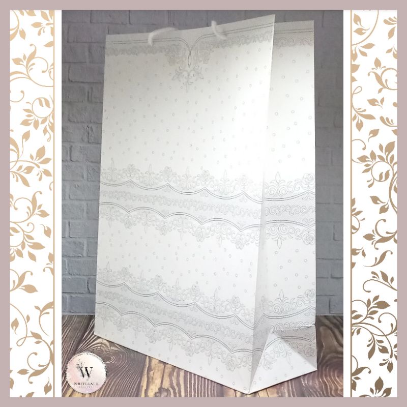 

Paper Bag Kado Model Tali Bentuk Portrait Ukuran Jumbo (Size XL) Warna Putih Glitter Motif Bunga Glittery White Tas Jinjing Kertas Hadiah Premium