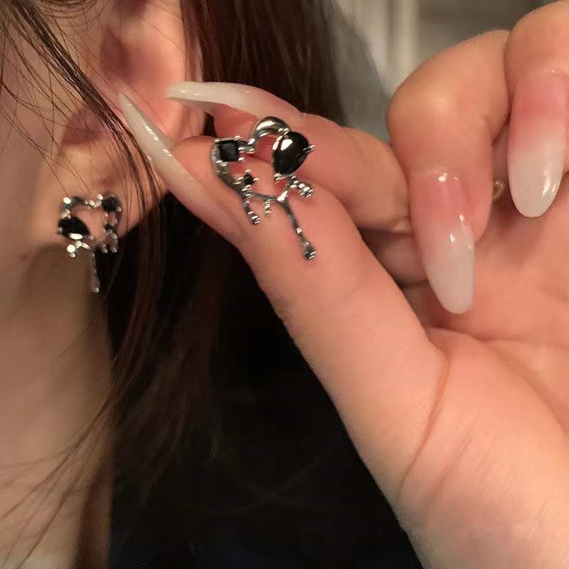 Anting-anting Cinta Kristal Hitam Ceruk Fashion Anting-anting Hati Persik Wanita Berongga Yang Keren Aksesoris Pesta