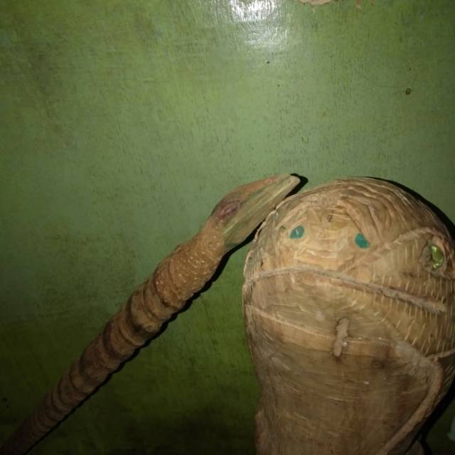 Patung ular da stik pancing ular dari bahan kayu