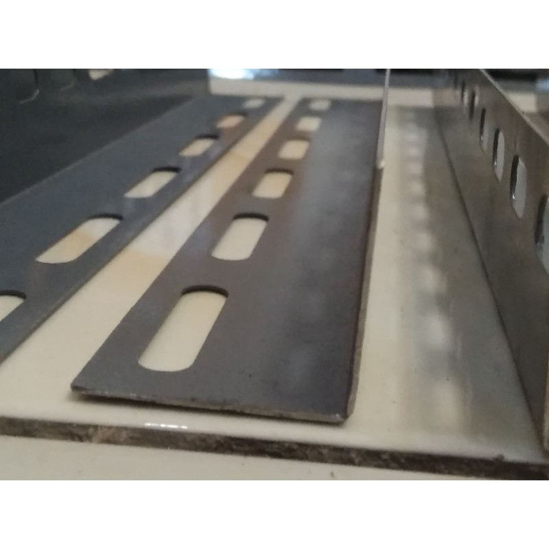 besi siku lubang 3,5x3,5,1mm.  per 1 batang