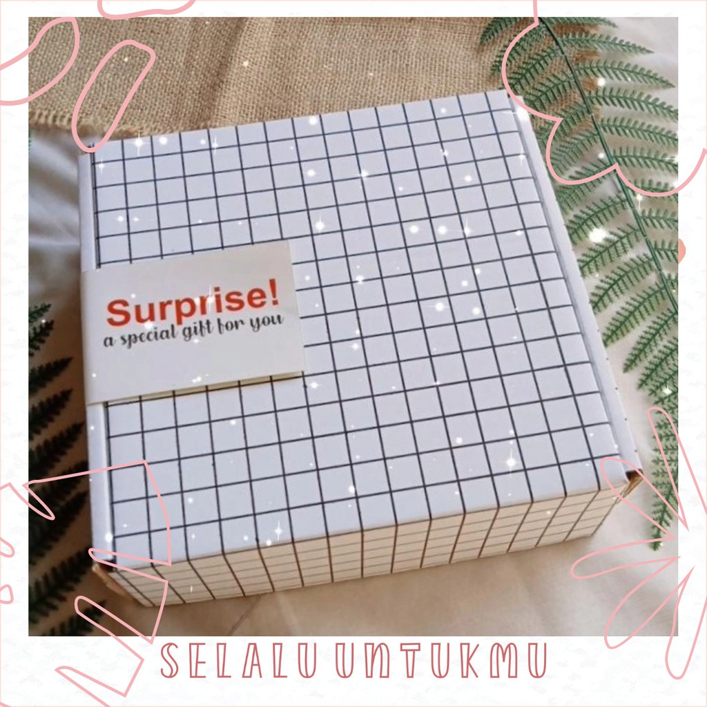 

BOX HAMPERS 22X22X8 MOTIF GIRD MOTIF KOTAK - BOX - KOTAK KADO - HAMPERS - KADO ESTETIK - HAMPERS ESTETIK - AESTHETIC - SELALU UNTUKMU